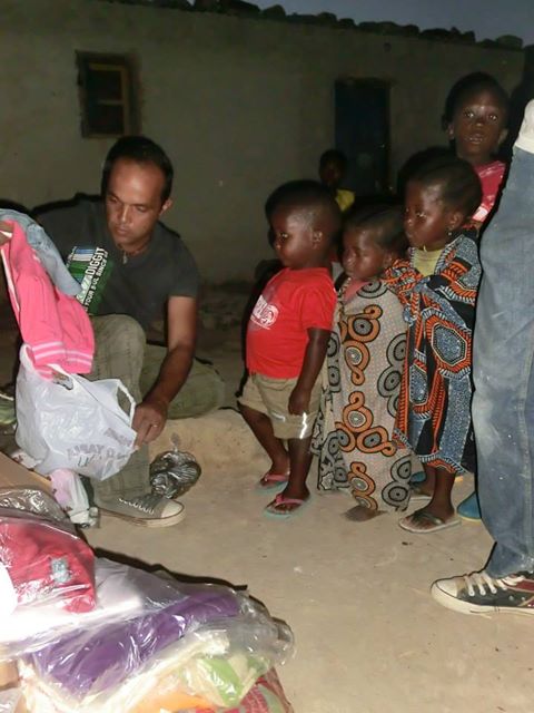 Distribuição de roupa e calçado pelas crianças